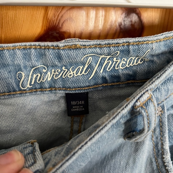 Universal Thread Light Wash Ripped Jeans - Picture 3 of 3